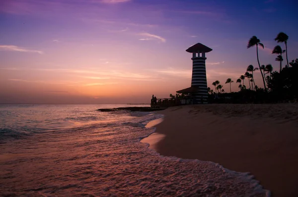 Faro de rayas blancas rojas en la costa del Mar Caribe. República Dominicana . — Foto de Stock