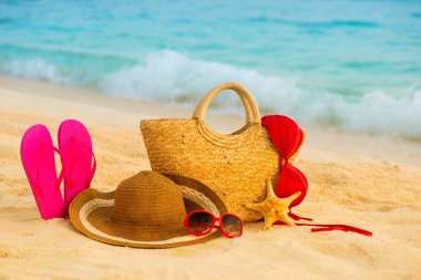 Yaz plaj aksesuarları ile. Masmavi deniz üzerinde arka plan bulanıklık