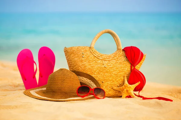 Yaz plaj aksesuarları ile. Masmavi deniz üzerinde arka plan bulanıklık