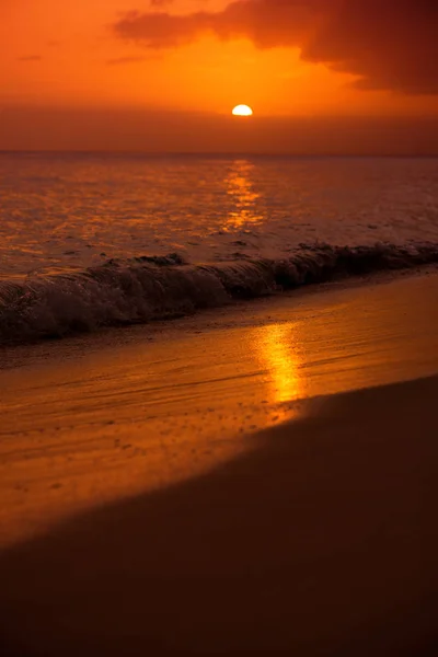Puesta de sol en la costa del Mar Caribe. Atardecer dominicano . — Foto de Stock