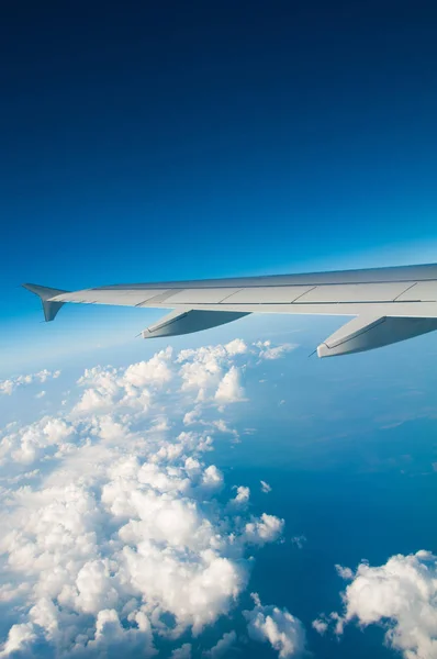 The wing of an airplane in the sky above the clouds. — Stock Photo, Image