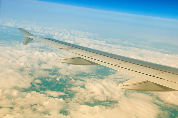 The wing of an airplane in the sky above the clouds. — Stock Photo, Image