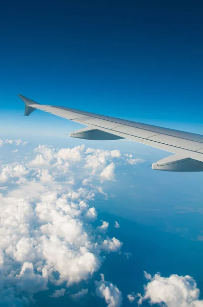 The wing of an airplane in the sky above the clouds. — Stock Photo, Image