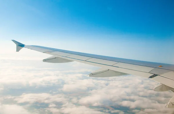 The wing of an airplane in the sky above the clouds. — Stock Photo, Image