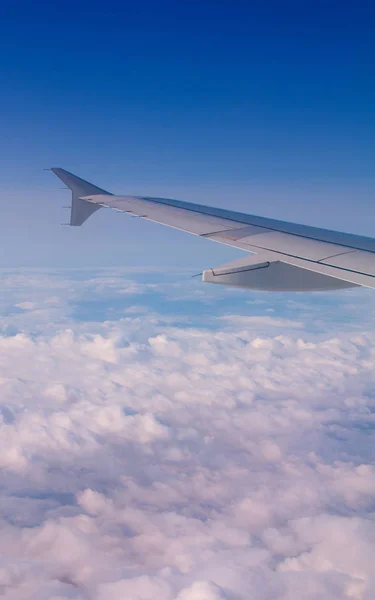 The wing of an airplane in the sky above the clouds. — Stock Photo, Image