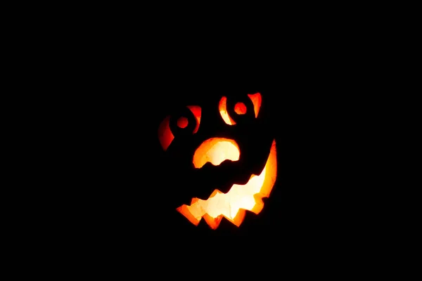 Zucca di Halloween con viso spaventoso sul backgound nero — Foto Stock