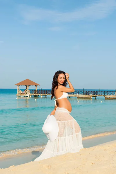 Hermosa mujer embarazada en una playa de arena. República Dominicana, Mar Caribe . — Foto de Stock