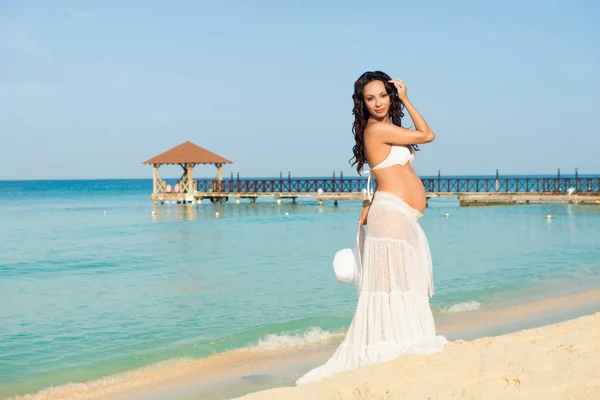 Bella donna incinta su una spiaggia di sabbia. Repubblica Dominicana, Mar dei Caraibi . — Foto Stock