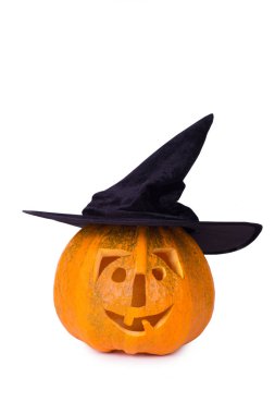 Cadılar Bayramı Balkabağı, beyaz arka plan üzerinde izole şapkalı komik surat