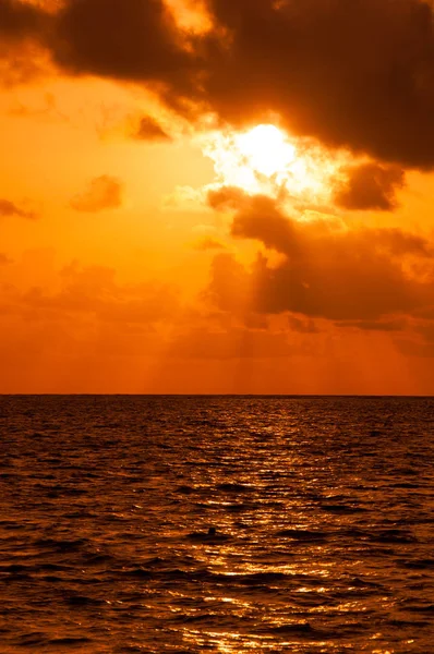 Coucher de soleil sur la côte de la mer des Caraïbes. Coucher de soleil dominicain . — Photo