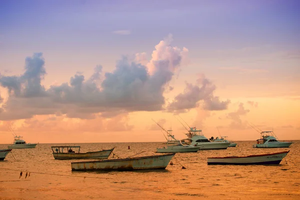 Bateau sur le quai dans la mer contre le ciel, coucher de soleil — Photo