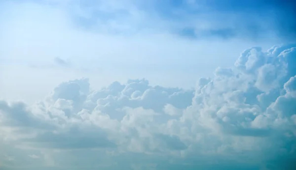 Vackra moln på en blå himmel, ovanifrån. — Stockfoto