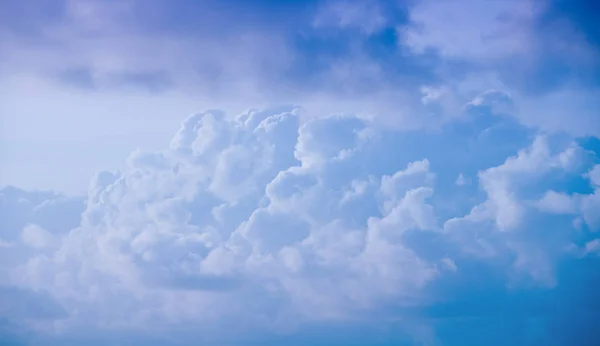 Vackra moln på en blå himmel, ovanifrån. — Stockfoto