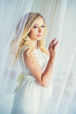 Beyaz dantel elbise gebelikte. Bebek bekliyor.