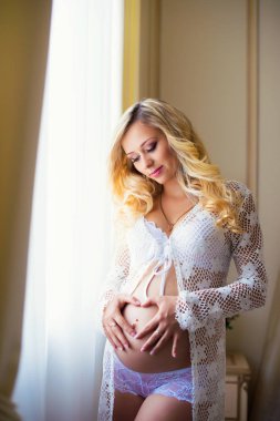 Karın, mide ve eller kalp şeklinde sarılma