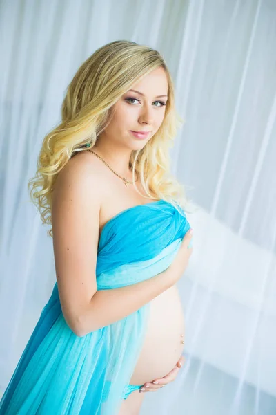 Zwangerschap, mooie zwangere vrouw. Gelukkig moederschap. — Stockfoto