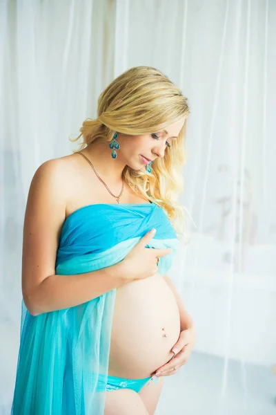 Graviditet, vacker gravid kvinna. Lyckliga moderskapet. — Stockfoto