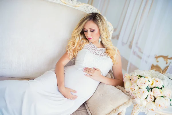 Красивая беременная женщина в ожидании ребенка. Беременность. Уход, нежность, материнство, роды . — стоковое фото
