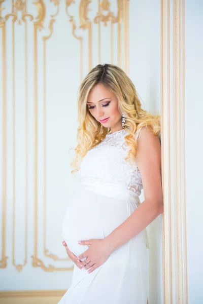 Gravidanza in un abito di pizzo bianco. Aspettando il bambino . — Foto Stock