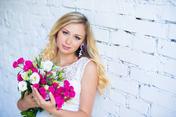 Vackra gravid dam med en bukett blommor som väntar på barnet. Graviditet. — Stockfoto