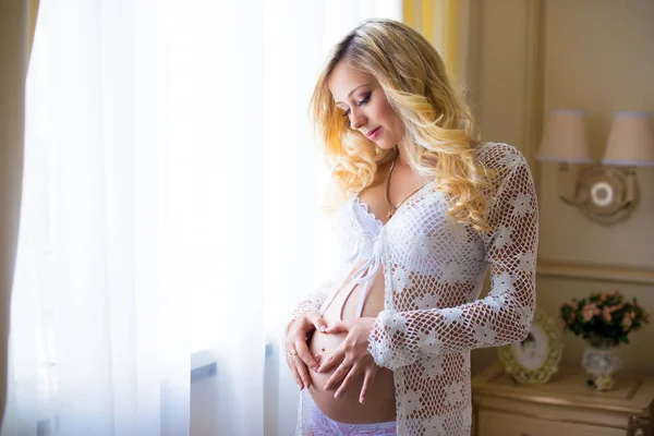 Karın, mide ve eller kalp şeklinde sarılma