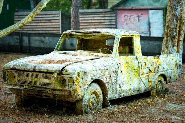 An old rusty car in paint from paintball. — Stock Photo, Image