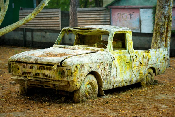 An old rusty car in paint from paintball. — Stock Photo, Image