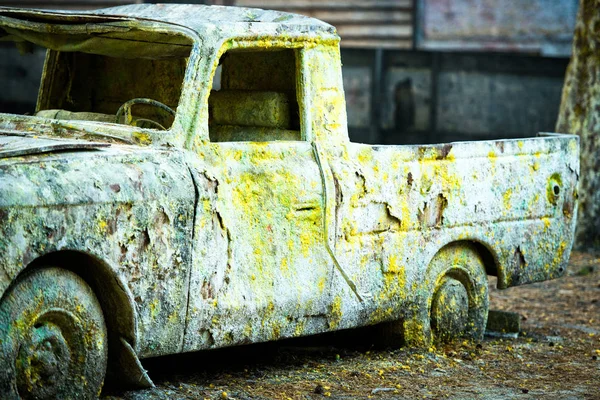Un viejo coche oxidado en pintura de paintball . — Foto de Stock