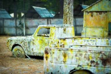 Eski bir paslı araba boya paintball üzerinden.