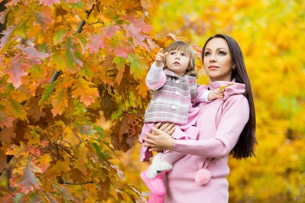 Küçük kız ve annesi sonbahar parkında oynuyorlar. — Stok fotoğraf
