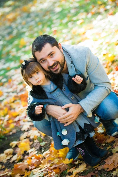 Bambina con papà che gioca nel parco autunnale — Foto Stock