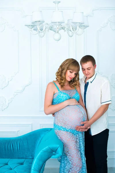 Güzel, sevimli ve hamile bir kadın mutlu gelecekteki babanla. — Stok fotoğraf