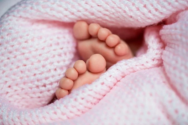Маленькие ноги ребенка в сером шарфе — стоковое фото
