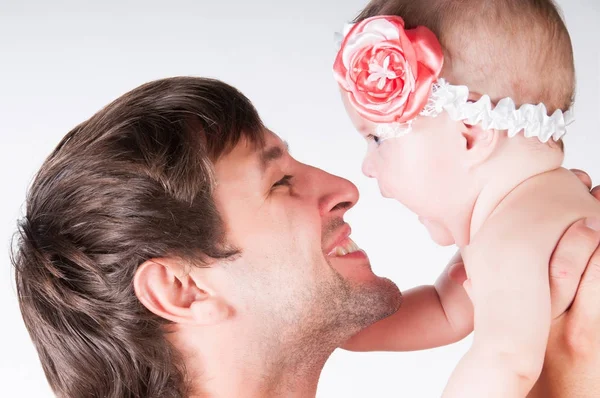 Spellen met vader, Vader overgeven baby dochter in armen — Stockfoto