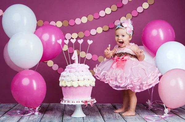 Porträt eines kleinen fröhlichen Geburtstagskindes mit der ersten Torte. Den ersten Kuchen essen. Kuchen zerschlagen — Stockfoto