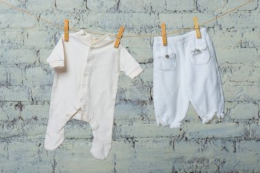 Beyaz duvara karşı bir ip üzerinde çocuk beyaz beden ve külotlu çorap Makinası.