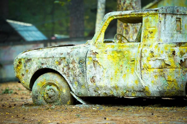 An old rusty car in paint from paintball. — Stock Photo, Image
