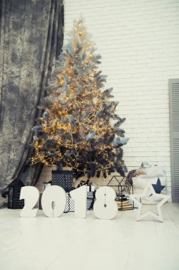 Rakamlar 2018 ve yeni yıl ağacı yakınındaki bir yıldız