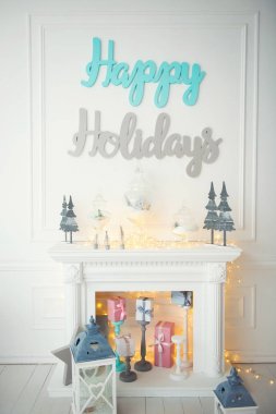 Oturma odası yeni yıl tarzında dekore edilmiş