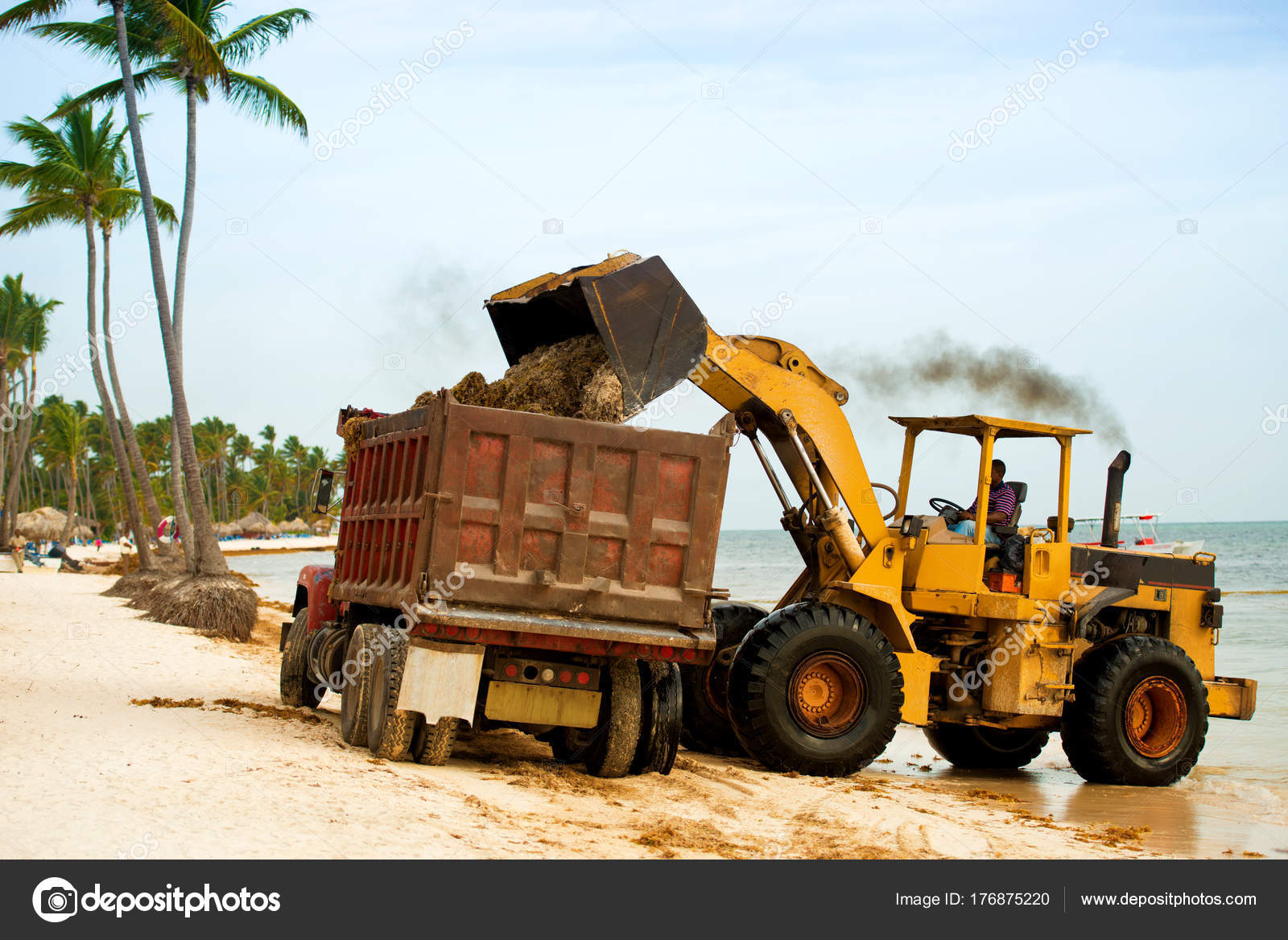 macchina pulizia arenile spiaggia Depositphotos_176875220-stock-photo-cleaning-the-beach-from-algae