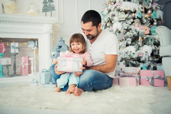 큰 아버지와 행복 한 작은 딸 열 크리스마스 트리 근처 새 해 선물 — 스톡 사진