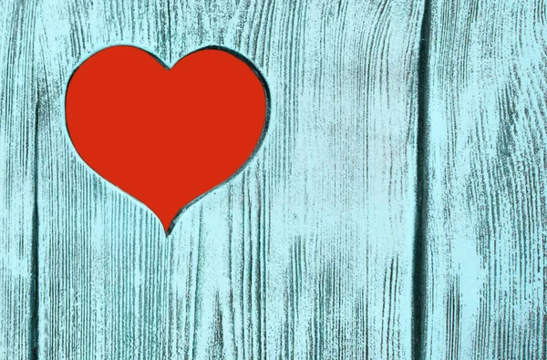 Rotes Herz in ein Holzbrett geschnitzt. Hintergrund. — Stockfoto