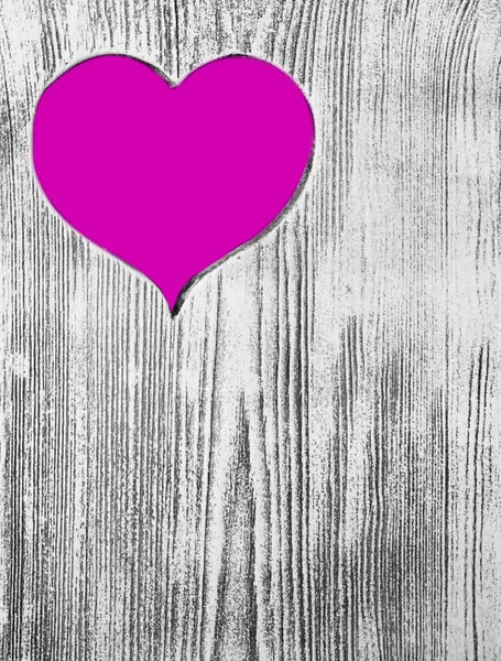 Weißes Herz in ein Holzbrett geschnitzt. Hintergrund. — Stockfoto