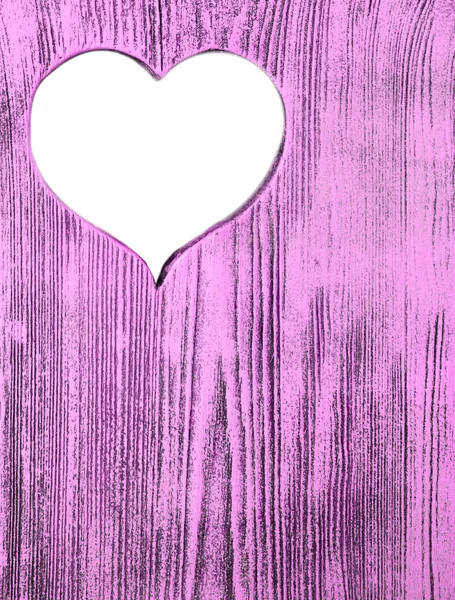 Weißes Herz in ein rosa Holzbrett geschnitzt. Hintergrund. — Stockfoto