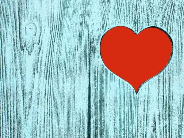 Rotes Herz in ein Holzbrett geschnitzt. Hintergrund. — Stockfoto