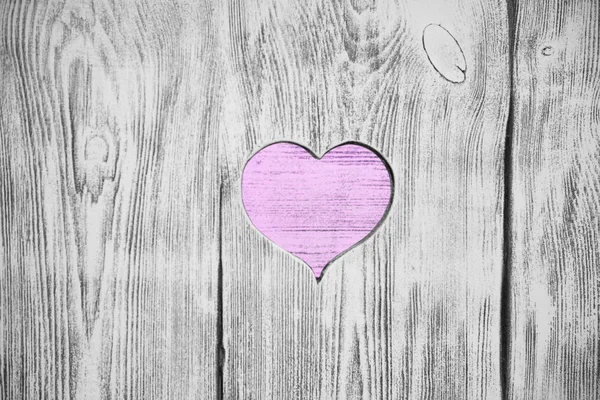 Corazón blanco tallado en una tabla de madera. Contexto . —  Fotos de Stock