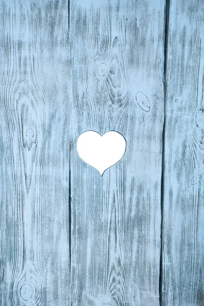 Corazón Blanco Tallado Una Tabla Azul Madera Contexto — Foto de Stock