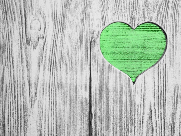 Corazón verde tallado en una tabla de madera. Antecedentes Postal, San Valentín . — Foto de Stock