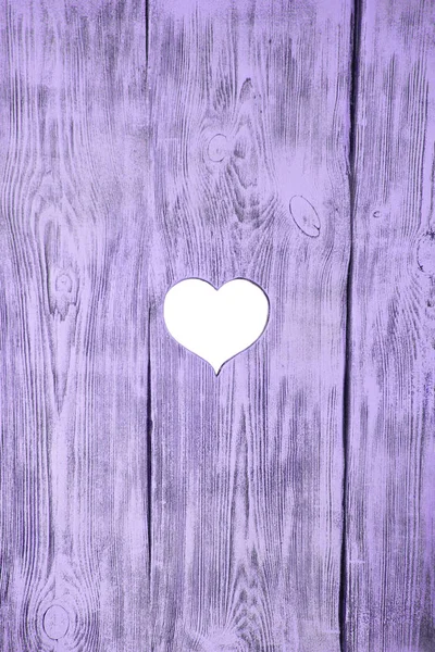 Corazón blanco tallado en una tabla rosa de madera. Contexto . — Foto de Stock