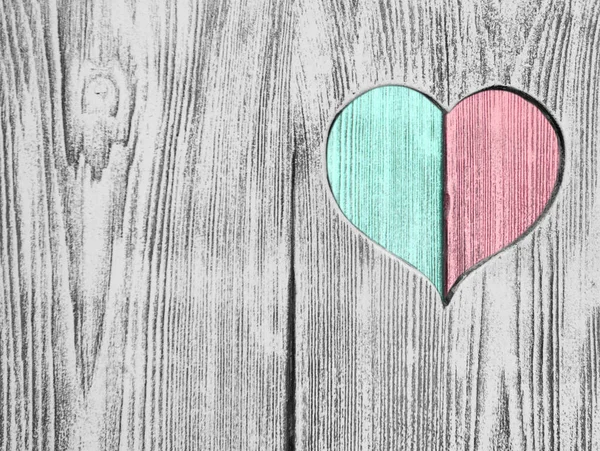 Красное и зеленое сердце вырезано на деревянной доске. Фон. Открытка, валентинка . — стоковое фото